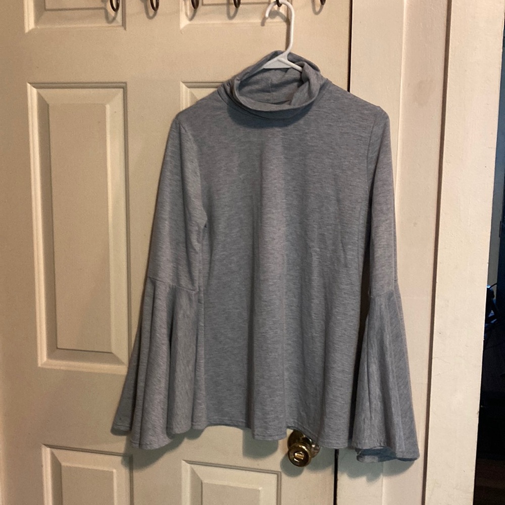 Super soft gray fluted sleeve top size M